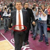 Ergin Ataman çelik yelekle sahada Ergin Ataman çelik yelekle sahada