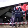 Uçaktan yolcuların valizleri çıkarılıyor Uçaktan yolcuların valizleri çıkarılıyor