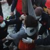 Hastane bahçesinde dehşet! Hamile kadın, vinçle kurtarıldı