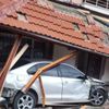 Direksiyon hakimiyetini kaybetti bina girişine daldı Direksiyon hakimiyetini kaybetti bina girişine daldı