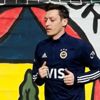 Mesut Özil sahaya indi Mesut Özil sahaya indi