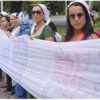 TBMM önünde beyaz tülbentlerle ‘Barış Yolu’ oluşturdular TBMM önünde beyaz tülbentlerle ‘Barış Yolu’ oluşturdular