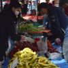 Vatandaşlar alışverişe maskeleriyle çıktı Vatandaşlar alışverişe maskeleriyle çıktı