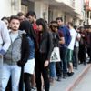 Eğitim aşkı metrelerce kuyruk oluşturdu