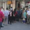 Çeşitli illerden çok sayıda kişi, döviz bozdurmak için bürolara akın etti
