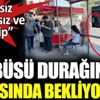 ﻿Otobüsü durağın arkasında bekliyorlar
