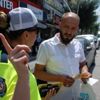 Üst geçidin altından geçenlere uyarı
