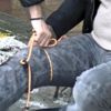 Bacağından silahla vurulan yaralı kaldırıma oturdu, ... Bacağından silahla vurulan yaralı kaldırıma oturdu, ...