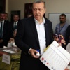 Başbakan Ahmet Davutoğlu'nun oğlu ilk kez oy kullandı Başbakan Ahmet Davutoğlu'nun oğlu ilk kez oy kullandı