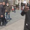 Taksim'de seyyar satıcılar gazetecilere saldırdı! Taksim'de seyyar satıcılar gazetecilere saldırdı!
