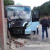 Yolcu minibüsü duvara çarptı: 8 yaralı Yolcu minibüsü duvara çarptı: 8 yaralı
