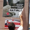 Polisler, Erdoğan gelmeden önce afişleri söktü Polisler, Erdoğan gelmeden önce afişleri söktü