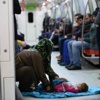 Sözün bittiği yer... Isınmak için metroya sığındı Sözün bittiği yer... Isınmak için metroya sığındı