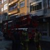 4 katlı binanın çatısında çıkan yangın hasara sebep oldu 4 katlı binanın çatısında çıkan yangın hasara sebep oldu