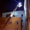 Esenyurt ta 4 katlı binanın çatı parçaları sokağa ... Esenyurt ta 4 katlı binanın çatı parçaları sokağa ...