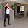 Milli atlet antrenmanlarını binanın garajında yapıyor Milli atlet antrenmanlarını binanın garajında yapıyor