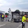 TIR devrildi, sürücü yaralandı TIR devrildi, sürücü yaralandı