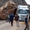 Tunceli-Erzincan karayoluna dev kayalar düştü Tunceli-Erzincan karayoluna dev kayalar düştü