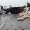 Tır devrildi, patatesler etrafa saçıldı Tır devrildi, patatesler etrafa saçıldı