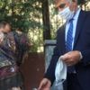Vali ile yaşlı kadının maske pazarlığı