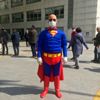 Süperman maske ve eldivenlerini takıp İstanbul sokaklarına ...