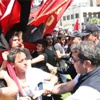 İzmir’de 1 Mayıs olayları: 5’i polis 7 yaralı İzmir’de 1 Mayıs olayları: 5’i polis 7 yaralı