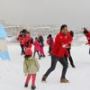 Depremzede çocuklar kartopu oynayarak eğlendi Depremzede çocuklar kartopu oynayarak eğlendi