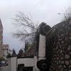 Arka tekerlekleri bariyere takılan TIR asılı kaldı