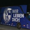 Schalke küme düşünce taraftarlar tesisi bastı, futbolcular öfkeli grubu sakinleştiremeyince çareyi kaçmakta buldu