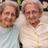 96 yaşındaki tek yumurta ikizlerini koronavirüs ayırdı