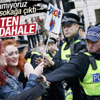 İngiltere polisi seçimi protesto edenlere müdahale etti İngiltere polisi seçimi protesto edenlere müdahale etti