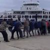 Yolcu gemisini halatla çektiler Yolcu gemisini halatla çektiler