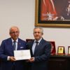 Kadir Albayrak mazbatasını aldı Kadir Albayrak mazbatasını aldı