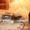 Otomobili yanarken bagajdaki malzemeleri kurtarmaya çalıştı