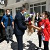 Vali Şıldak ı küçük sporcular karşıladı Vali Şıldak ı küçük sporcular karşıladı