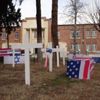 İran, eski ABD Büyükelçiliğinin avlusunda sembolik mezarlık kurdu