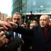 Erdoğan ı, Berlin de otelin önünde Türk vatandaşları ... Erdoğan ı, Berlin de otelin önünde Türk vatandaşları ...