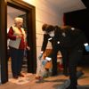 Ayvalık ta Öznur Teyze nin yardımına gece bekçileri ...