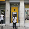 Yunanlar bankadan dört günde 3 milyar euro çekti Yunanlar bankadan dört günde 3 milyar euro çekti