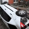 Otomobil evin bahçesine devrildi Otomobil evin bahçesine devrildi