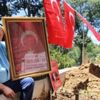 Şehidin kanlı bayrağı babasında Şehidin kanlı bayrağı babasında