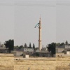 Tel Abyad'da bir caminin minaresine ÖSO flaması asıldı Tel Abyad'da bir caminin minaresine ÖSO flaması asıldı