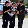 Şehit eşinin fotoğrafını bırakmadı