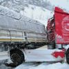 Karda kayan tır, yolu ulaşıma kapattı Karda kayan tır, yolu ulaşıma kapattı