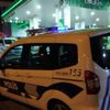 Küçükçekmece'de tekeri patlayan otomobil benzinlikteki markete girdi