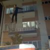 Herkesin gözü önünde 3.kattan atladı Herkesin gözü önünde 3.kattan atladı