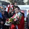 Dünya şampiyonu omuzlarda karşılandı Dünya şampiyonu omuzlarda karşılandı