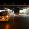 Yumurta kolisi yüklü TIR alt geçitte sıkıştı Yumurta kolisi yüklü TIR alt geçitte sıkıştı