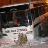 Buzlu yolda kayan otobüs duvara çarptı