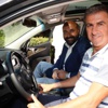 Hamzaoğlu'na araba hediye edildi Hamzaoğlu'na araba hediye edildi